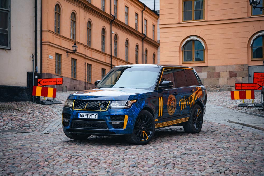 Foliering av bil med Wrapfinitys logga