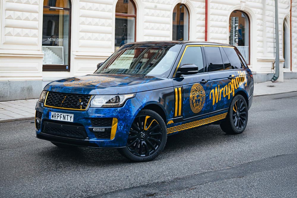 Foliering av bil med Wrapfinitys logga