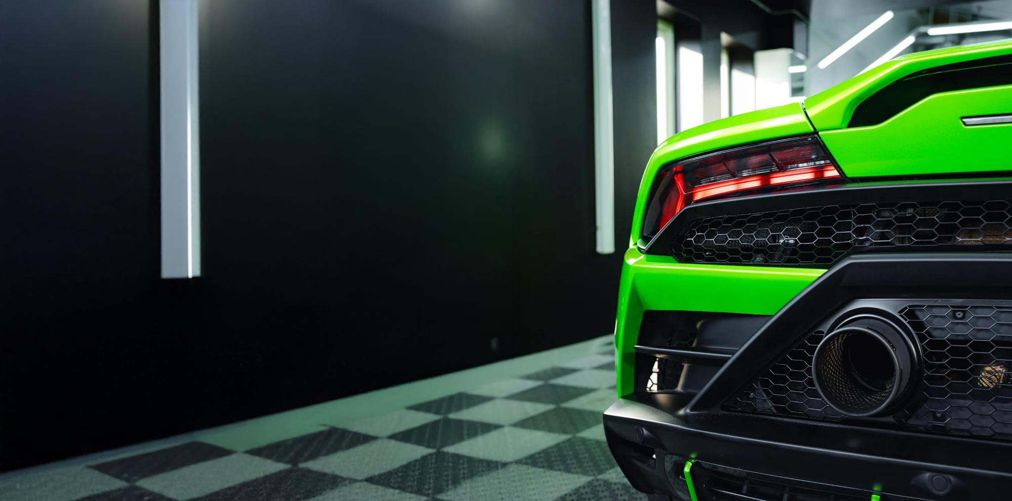 Grönfolierad lamborghini